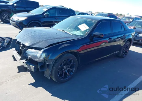 2019 Chrysler 300 Touring z USA, uszkodzony, nr VIN 2C3CCAAG0KH614247